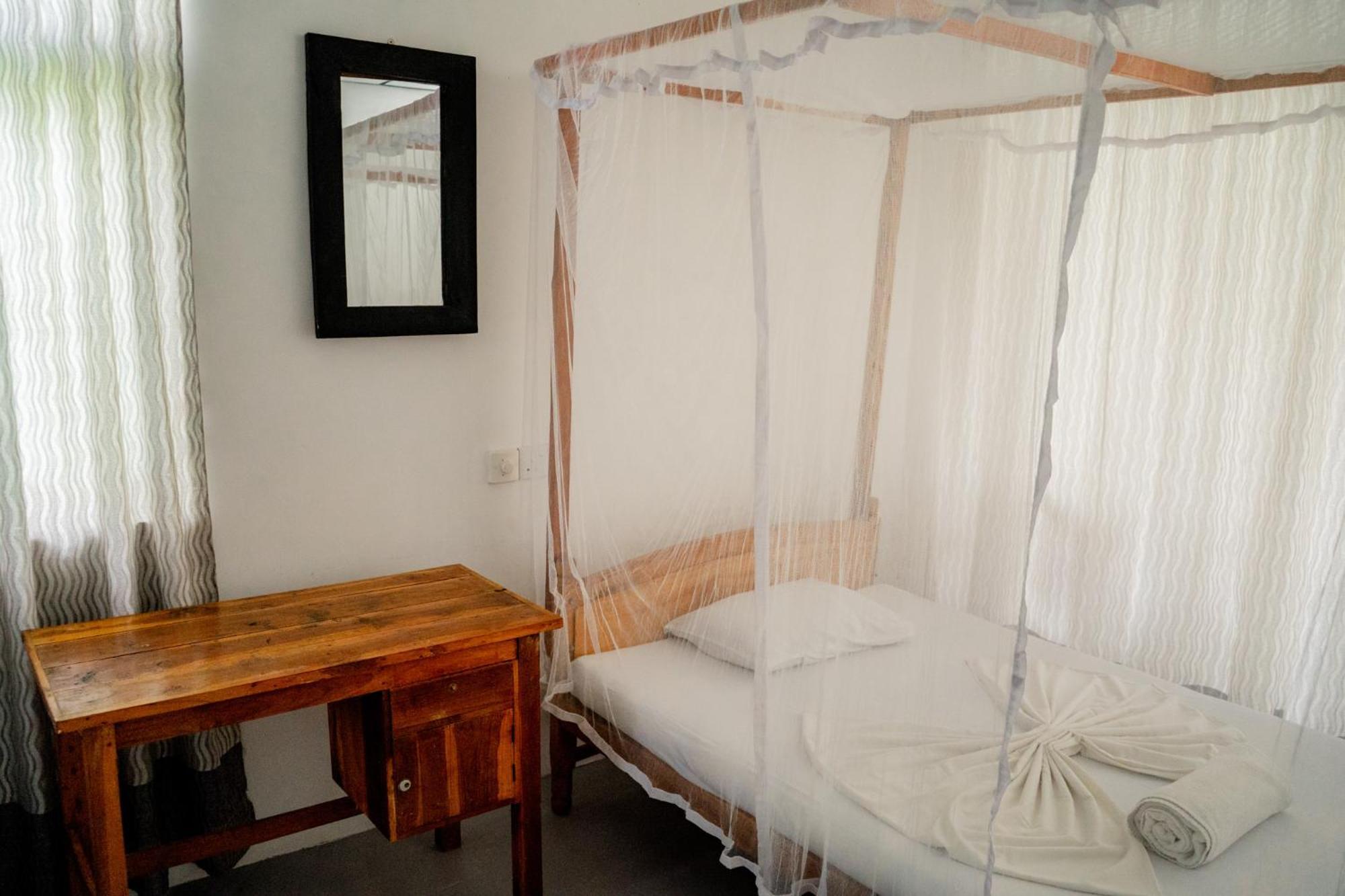 Asanka Surf House & Resturant Bed & Breakfast Midigama Exterior photo