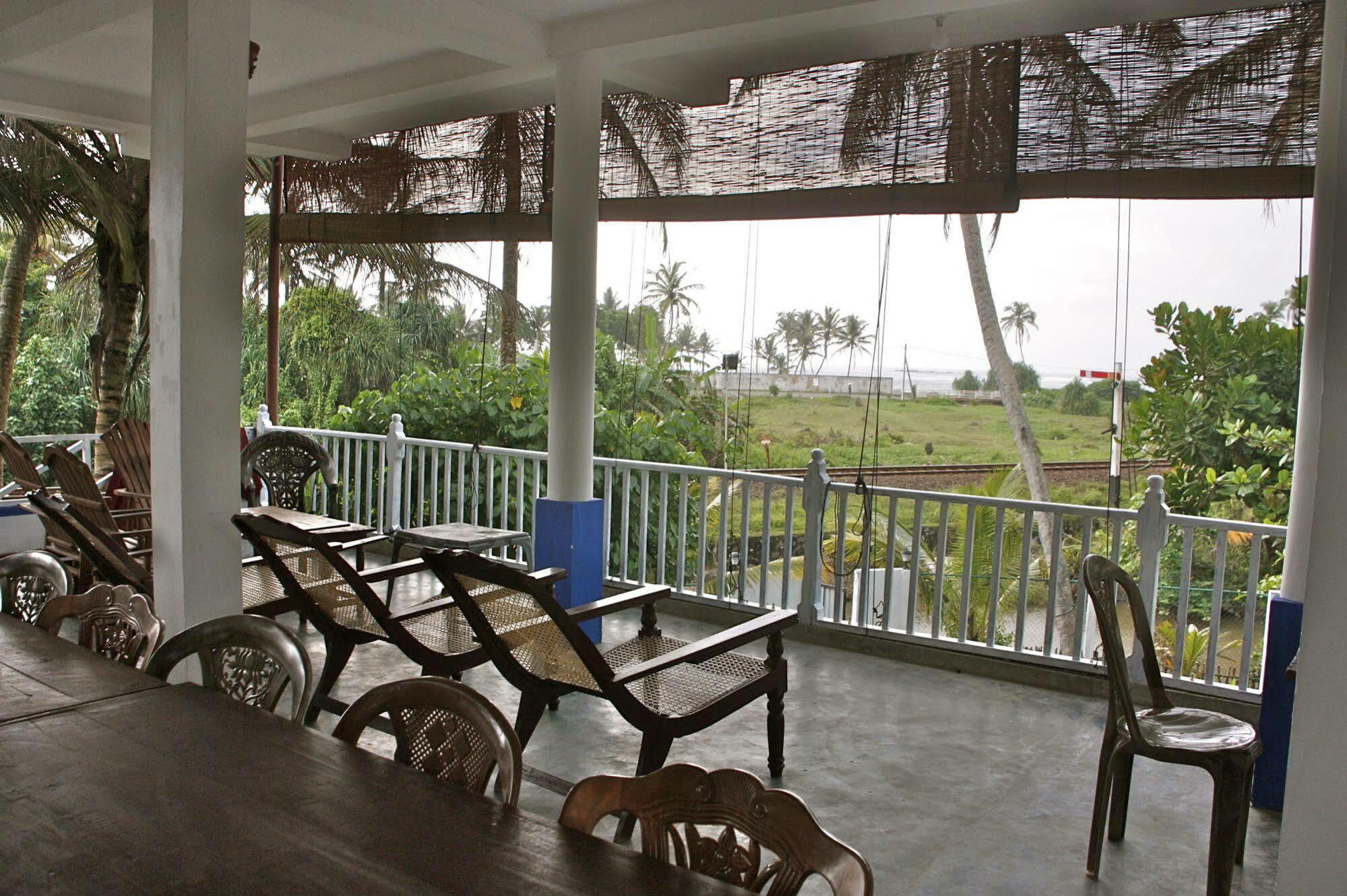 Asanka Surf House & Resturant Bed & Breakfast Midigama Exterior photo