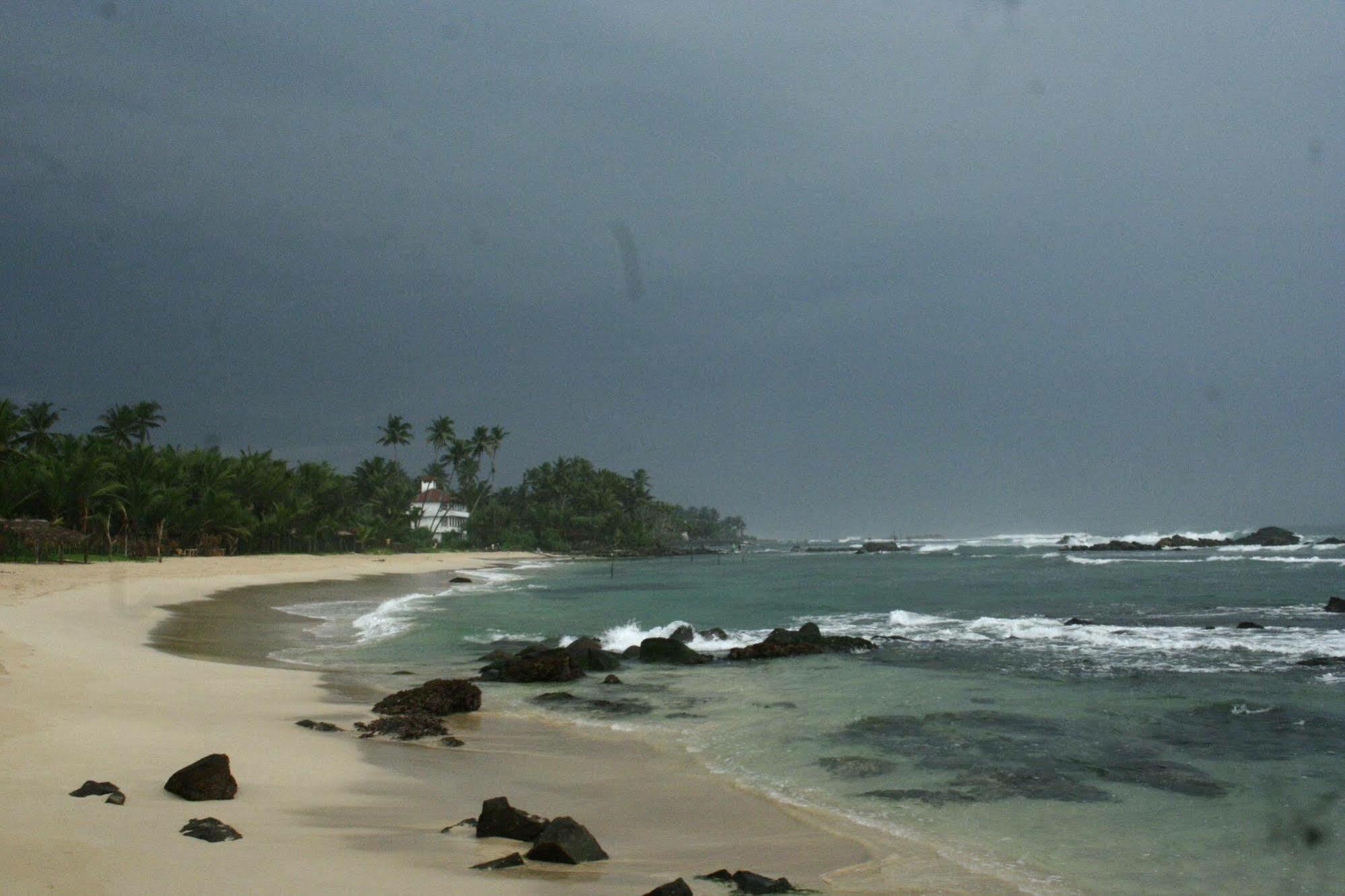 Asanka Surf House & Resturant Bed & Breakfast Midigama Exterior photo